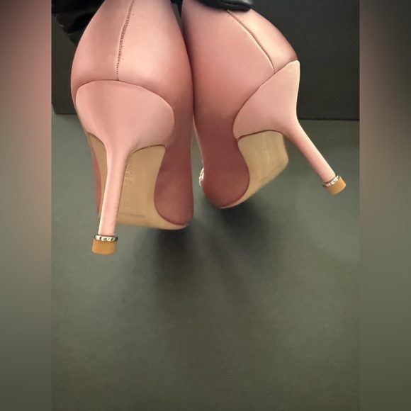 MANOLO BLANIK HANGISI SALON - Picture 5 of 7